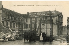 Hazebrouck bombardé - La maison d'Arrêt prise de la Mairie