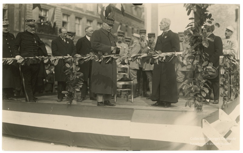 1925 - L'abbé Lemire recevant le Marechal Joffre