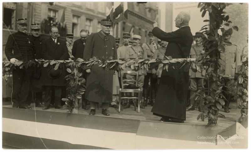 1925 - L'abbé Lemire recevant le Marechal Joffre