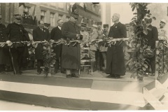 1925 - L'abbé Lemire recevant le Marechal Joffre