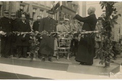 1925 - L'abbé Lemire recevant le Marechal Joffre